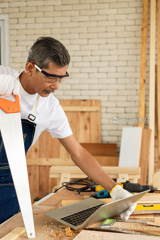The elder or senior learn new skills, Learn to become a carpenter from computers online.